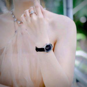 Dong Ho Gucci GG2570 Diamond Super Fake Cao Cap Day Da Mau Den May Pin 29mm 8