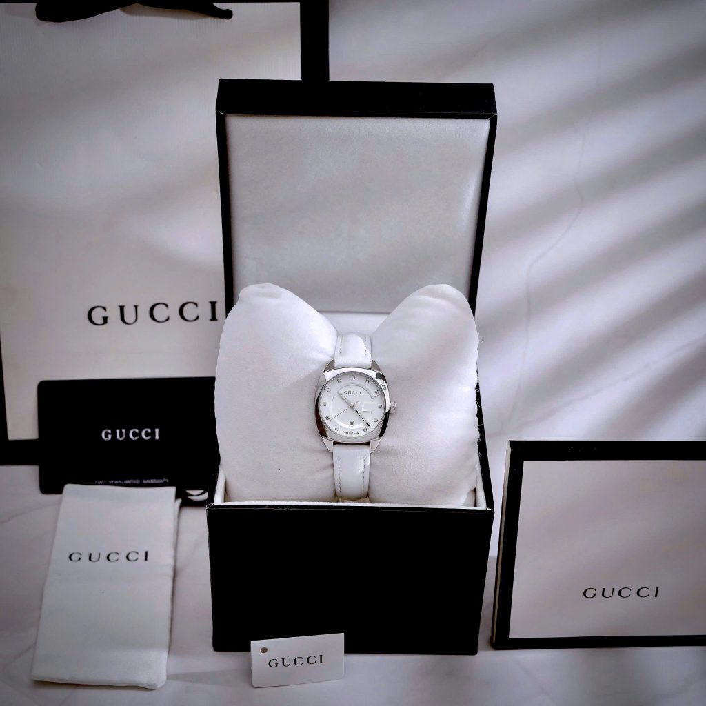 Dong Ho Gucci GG2570 Diamond Super Fake Cao Cap Day Da Mau Trang May Pin 2