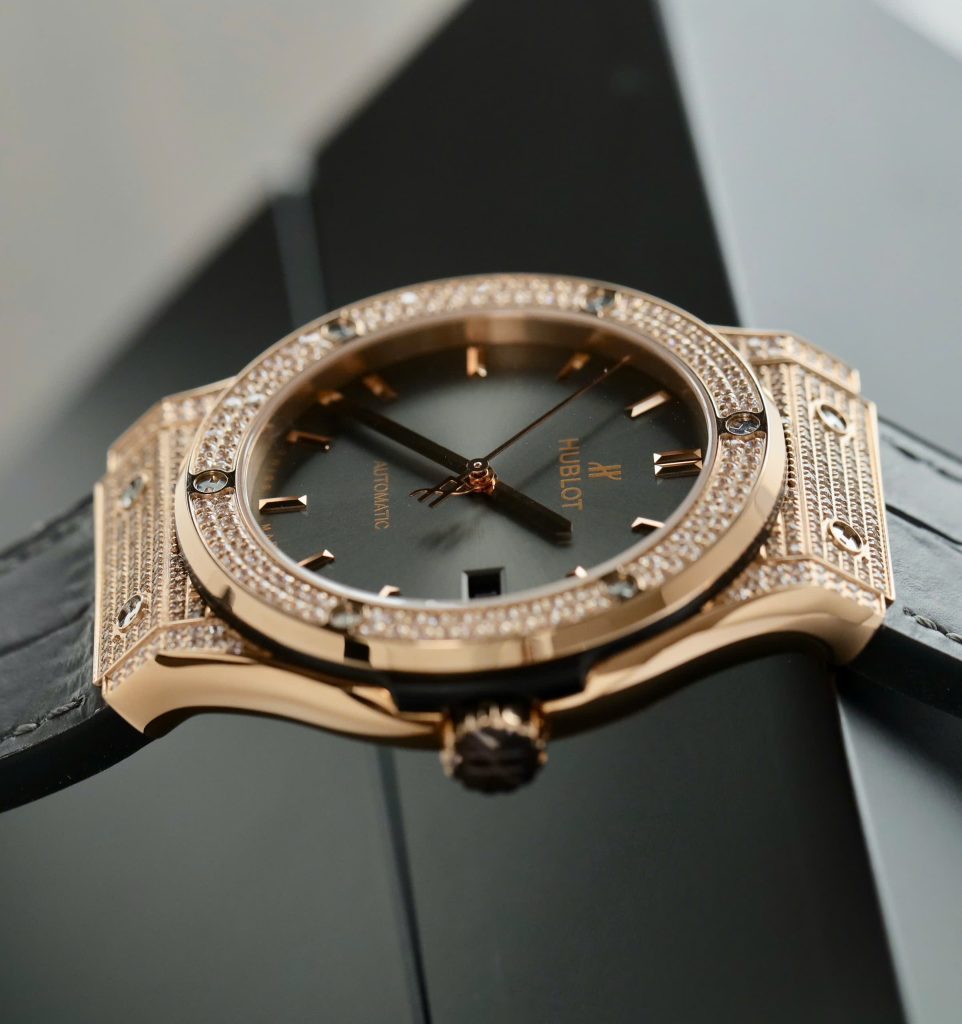 Đồng Hồ Hublot Chế Tác Classic Fusion King Gold Màu Xám Đính Full Đá 42mm (2)