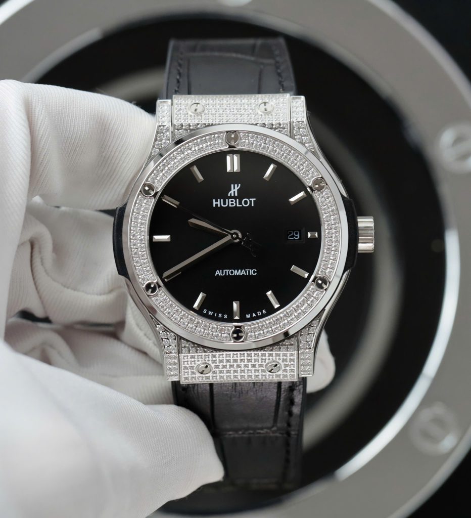 Đồng Hồ Hublot Chế Tác Classic Fusion Titanium Màu Đen Đính Full Đá 42mm (11)
