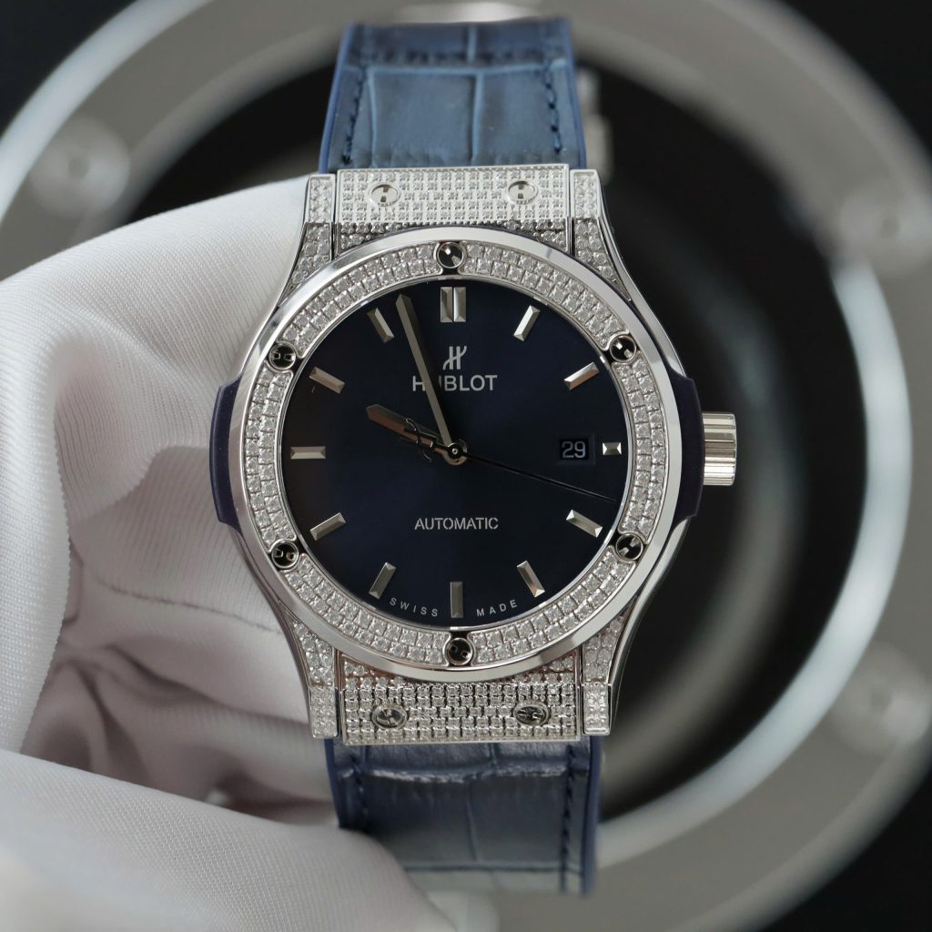 Đồng Hồ Hublot Chế Tác Classic Fusion Titanium Màu Xanh Dương Đính Full Đá 42mm (2)