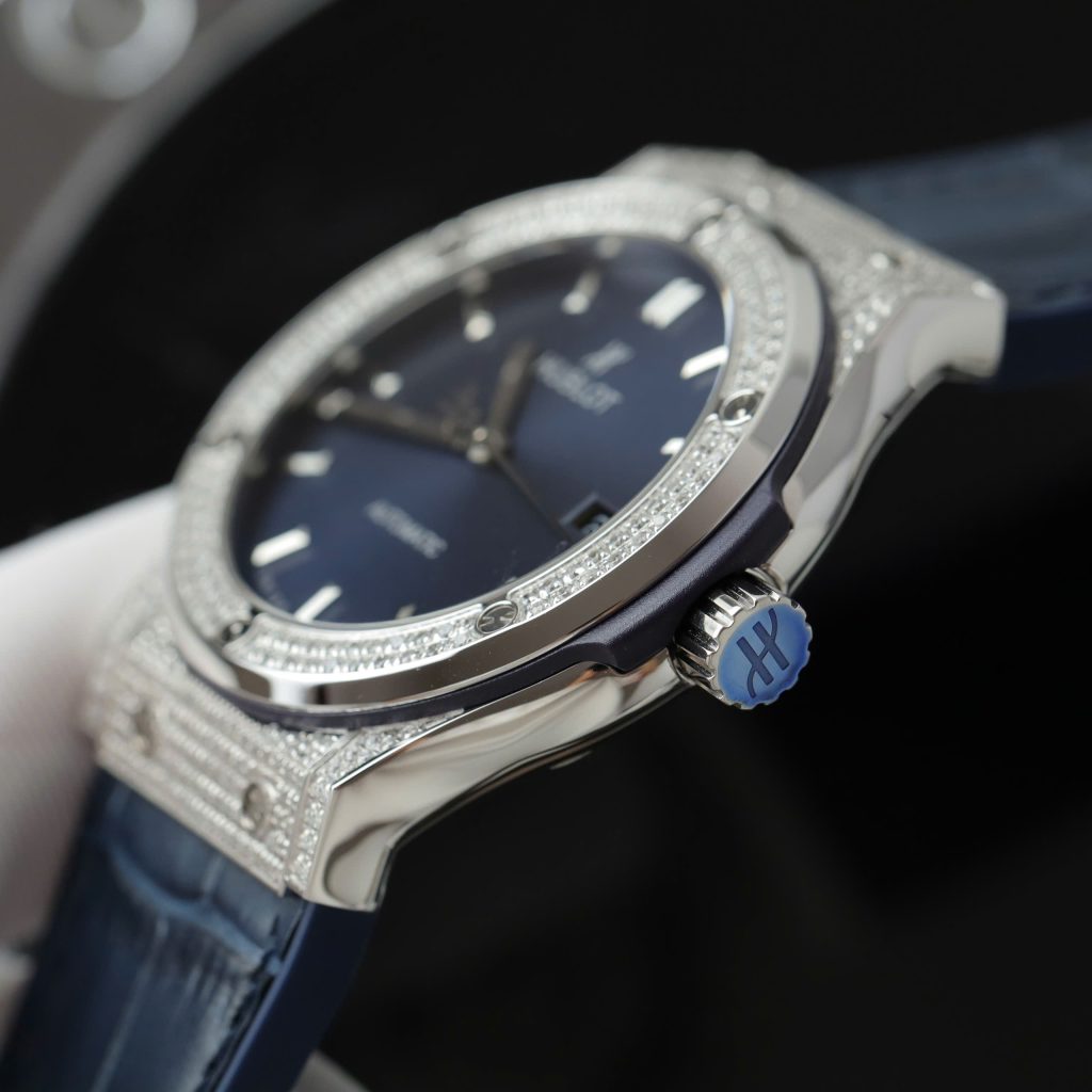 Đồng Hồ Hublot Chế Tác Classic Fusion Titanium Màu Xanh Dương Đính Full Đá 42mm (2)