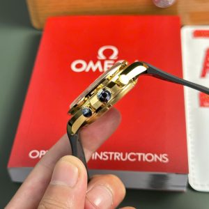 Đồng Hồ Omega SpeedMaster MoonWatch Chế Tác Mặt Vàng Dây Cao Su Xưởng OM 42mm (2)