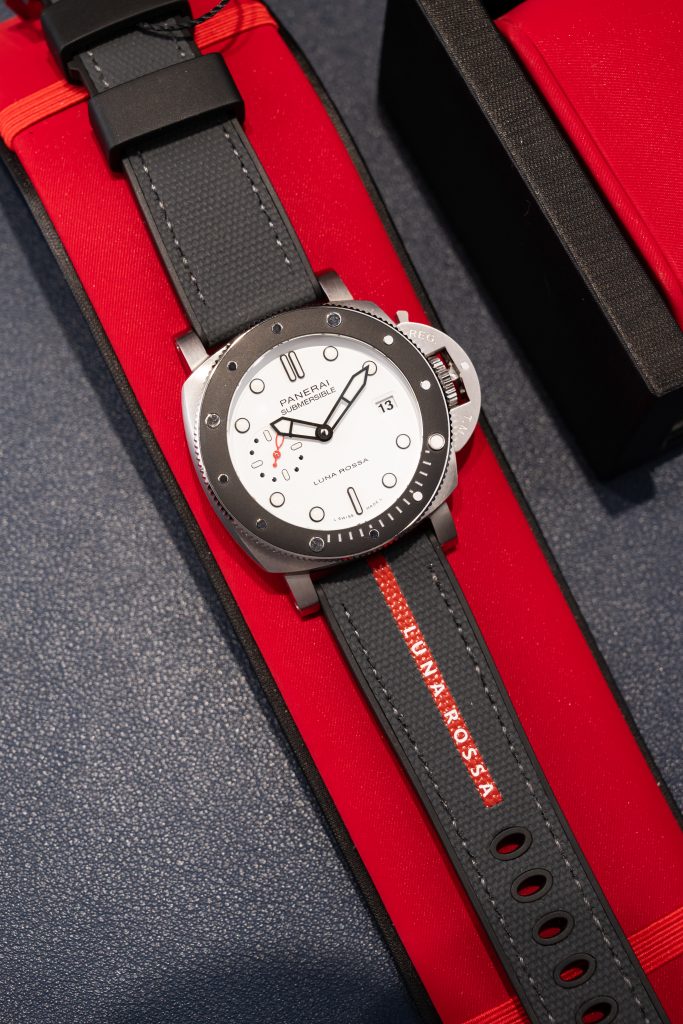 Đồng Hồ Panerai Submersible Luna Rossa PAM1579 Chế Tác Mặt Trắng Máy Cơ Thụy Sỹ VSF 42mm (1)