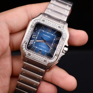 Đồng Hồ Cartier Santos Mặt Xanh Dương Rep 11 Viền Đính Đá Moissanite Máy Cơ Thụy Sỹ Xưởng BV 39 (2)