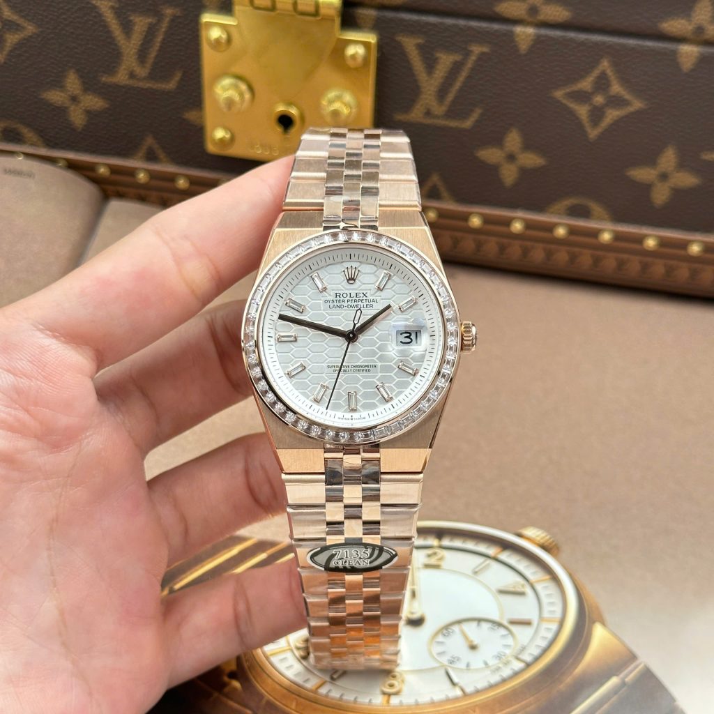 Đồng Hồ Rolex Land-Dweller 127334 Replica 11 Mặt Trắng Họa Tiết Tổ Ong Đính Đá Baguette 40mm (2)