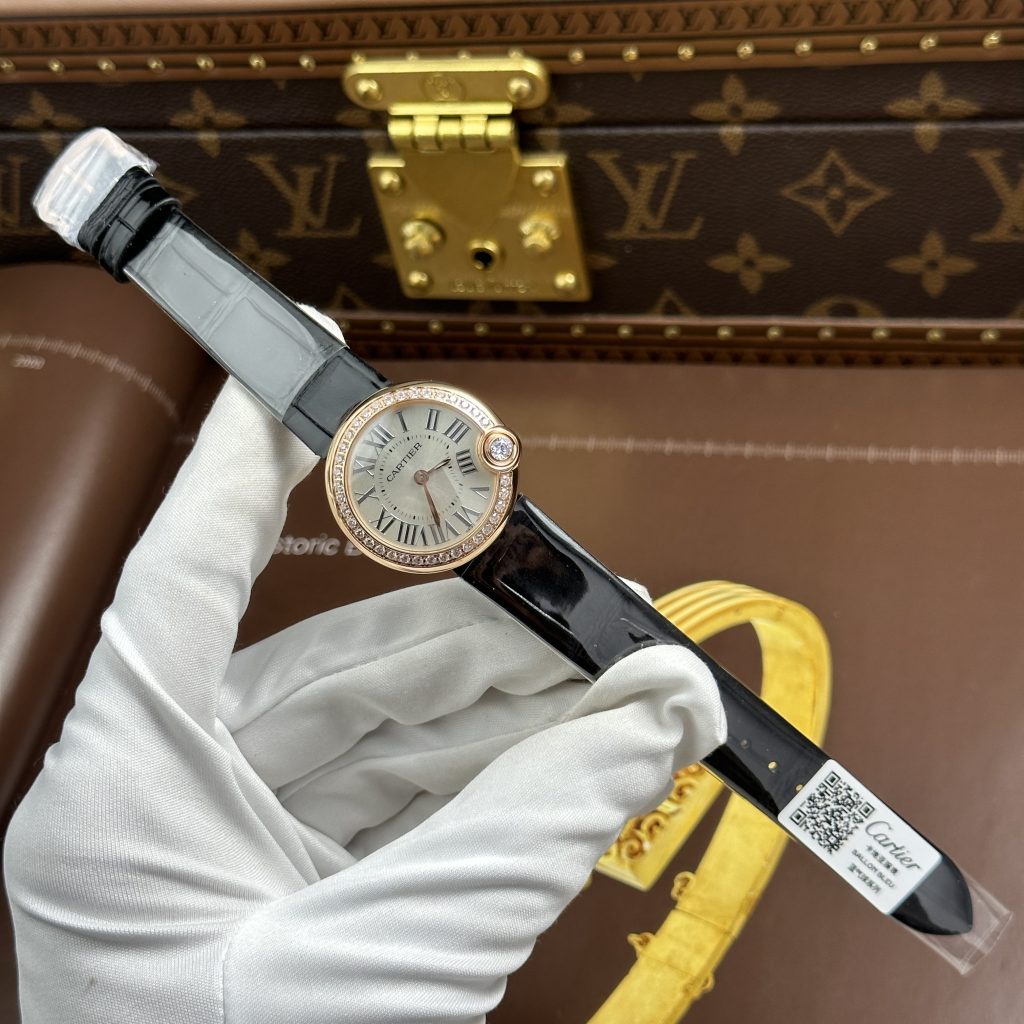 Đồng Hồ Cartier Ballon Blanc Rep 11 Nữ Viền Đính Đá Dây Da Đen Nhà Máy AF 30mm (2)