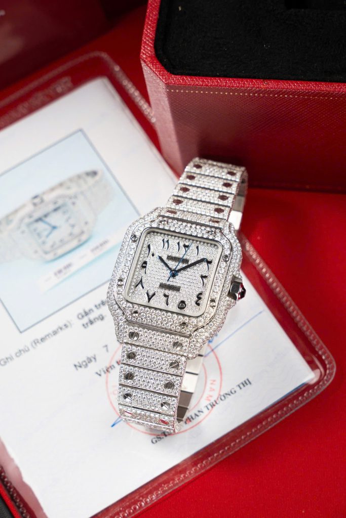 Đồng Hồ Cartier Santos Chế Tác Cọc Số Ả Rập Đính Full Đá Moissanite Hong Kong 39 (2)