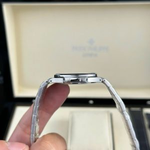 Đồng Hồ Nữ Patek Philippe Nautilus 7010 Chế Tác Mặt Trắng Viền Đính Đá 32mm (3)