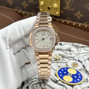 Đồng Hồ Patek Philippe Nautilus 7010 Chế Tác Mặt Trắng Vỏ Mạ Vàng Hồng 32mm (2)