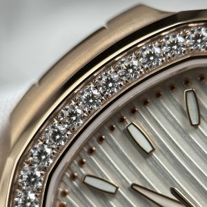 Đồng Hồ Patek Philippe Nautilus 7010 Chế Tác Mặt Trắng Vỏ Mạ Vàng Hồng 32mm (2)