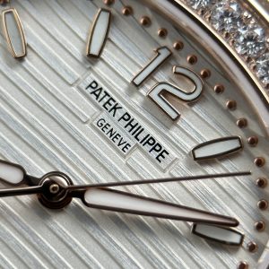 Đồng Hồ Patek Philippe Nautilus 7010 Chế Tác Mặt Trắng Vỏ Mạ Vàng Hồng 32mm (2)