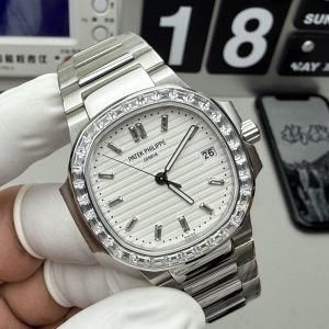 Đồng Hồ Patek Philippe Nautilus 5723 Replica 11 Mặt Trắng Viền Đính Đá CZ Baguette GRF 40mm (1)