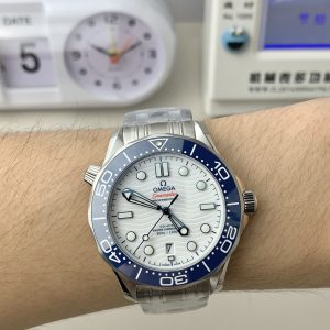 Đồng Hồ Omega Seamaster 300M Replica Cao Cấp Mặt Trắng Viền Xanh Dương Xưởng VS 42mm (1)