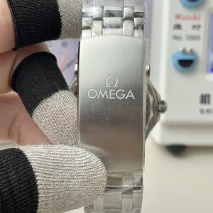 Đồng Hồ Omega Seamaster 300M Replica Cao Cấp Mặt Trắng Viền Xanh Dương Xưởng VS 42mm (1)