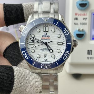 Đồng Hồ Omega Seamaster 300M Replica Cao Cấp Mặt Trắng Viền Xanh Dương Xưởng VS 42mm (1)