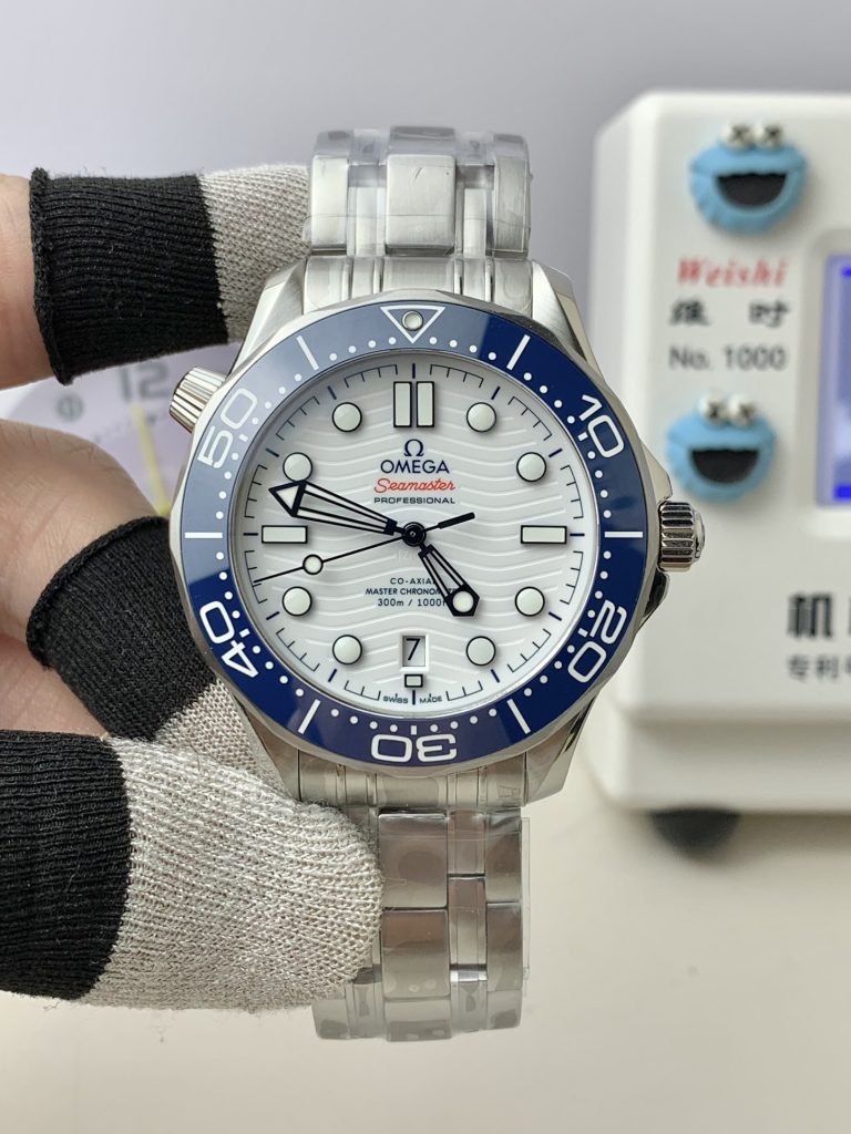 Đồng Hồ Omega Seamaster 300M Replica Cao Cấp Mặt Trắng Viền Xanh Dương Xưởng VS 42mm (1)