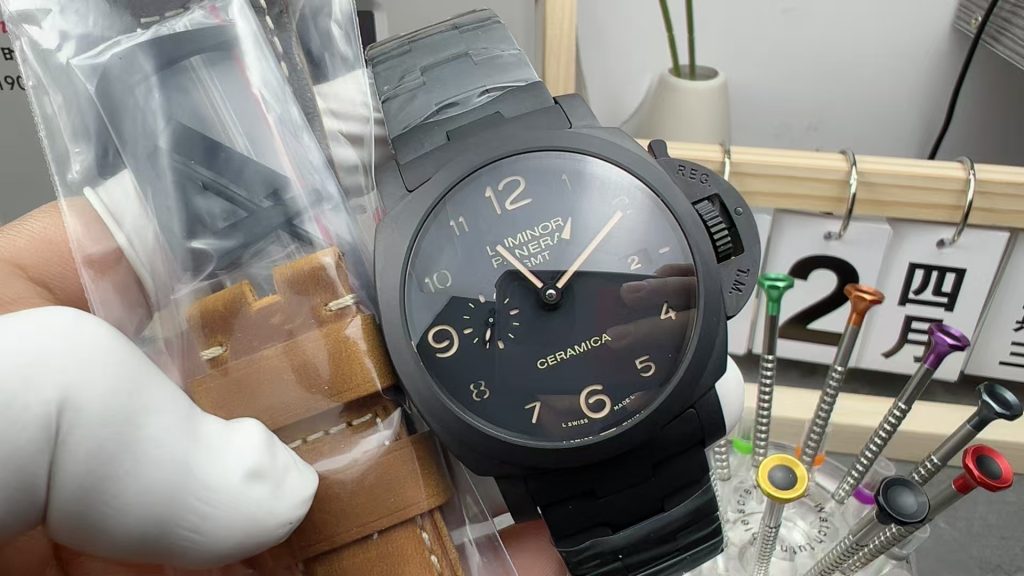 Đồng Hồ Panerai Luminor 1950 3 Days GMT PAM00438 Replica 11 Vỏ Gốm Dây Cao Su 44mm (2)