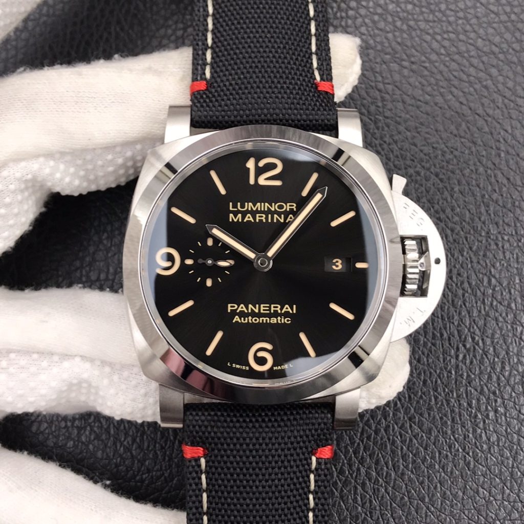 Đồng Hồ Panerai Luminor GMT PAM01025 Chế Tác Mặt Đen Viền Carbotech 44mm (2)